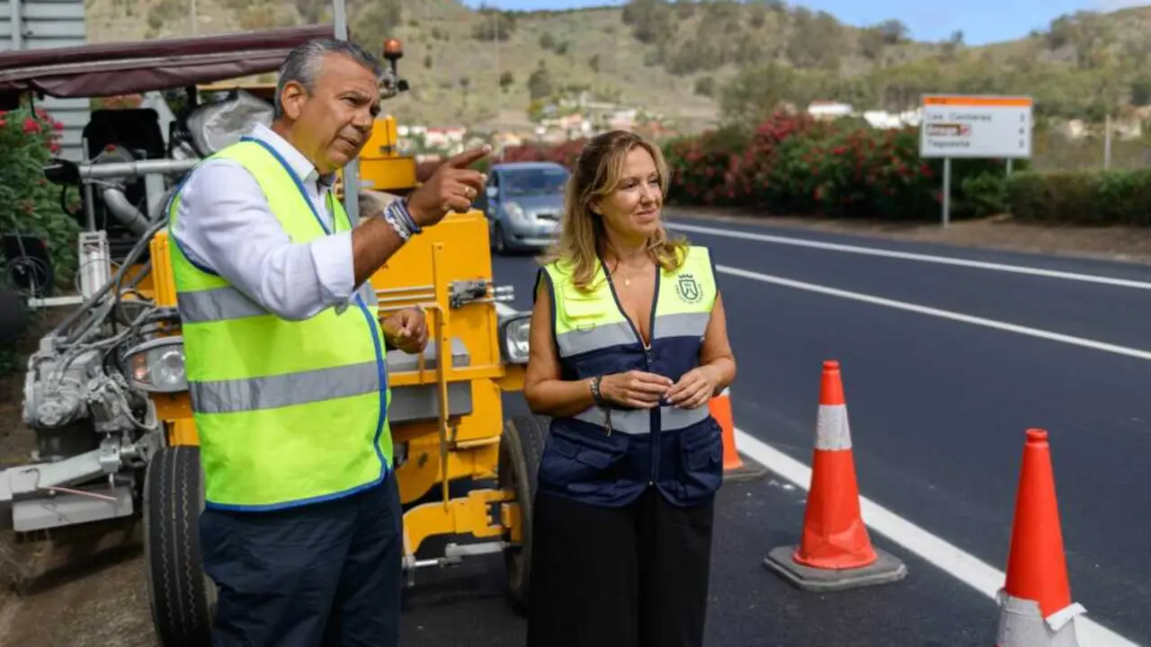 Rosa D&aacute;vila junto al consejero de Carreteras, D&aacute;maso Arteaga