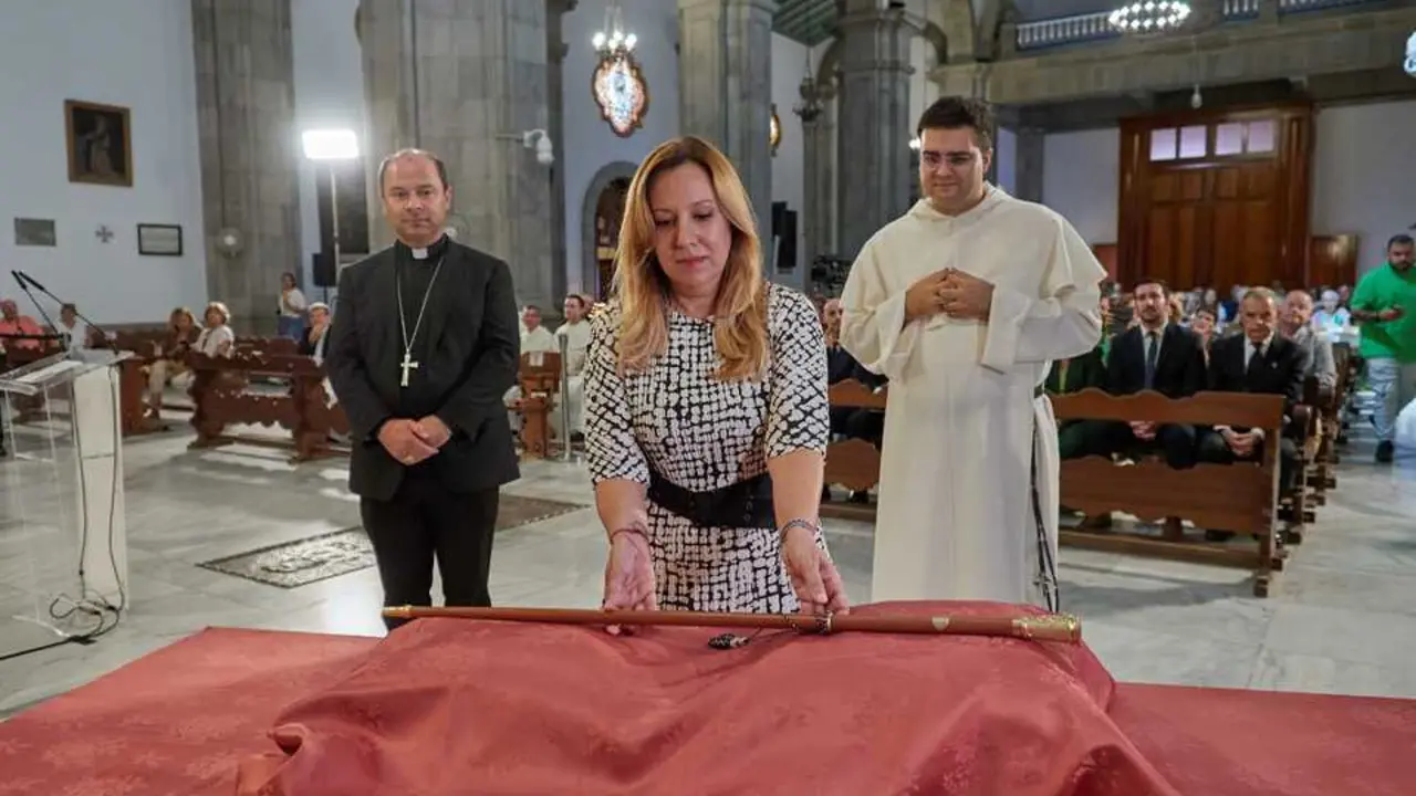 Entrega del bast&oacute;n de mando de la isla a la patrona de Canarias