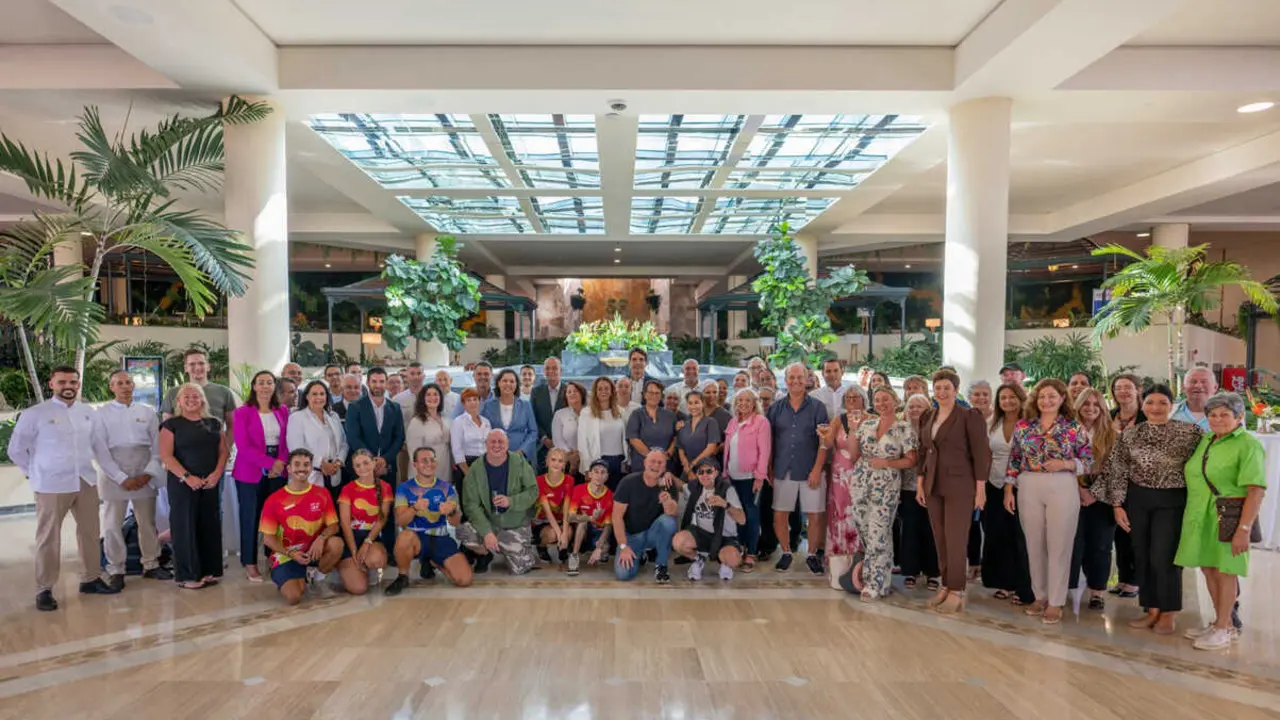 Foto de personal junto a los primeros clientes en el hall de GF Gran Costa Adeje(1)