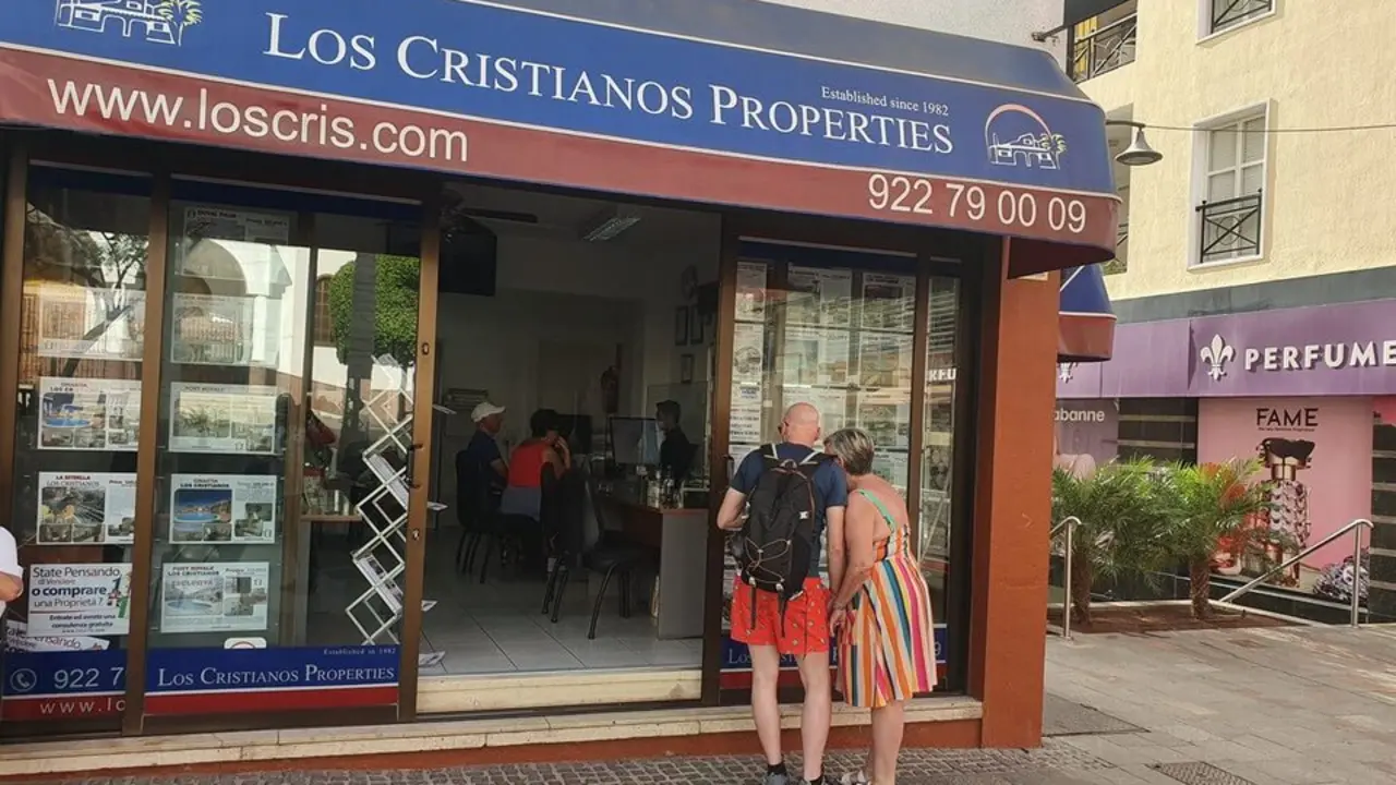 Una de las muchas inmobiliarias que se pueden encontrar en Los Cristianos. / Norchi