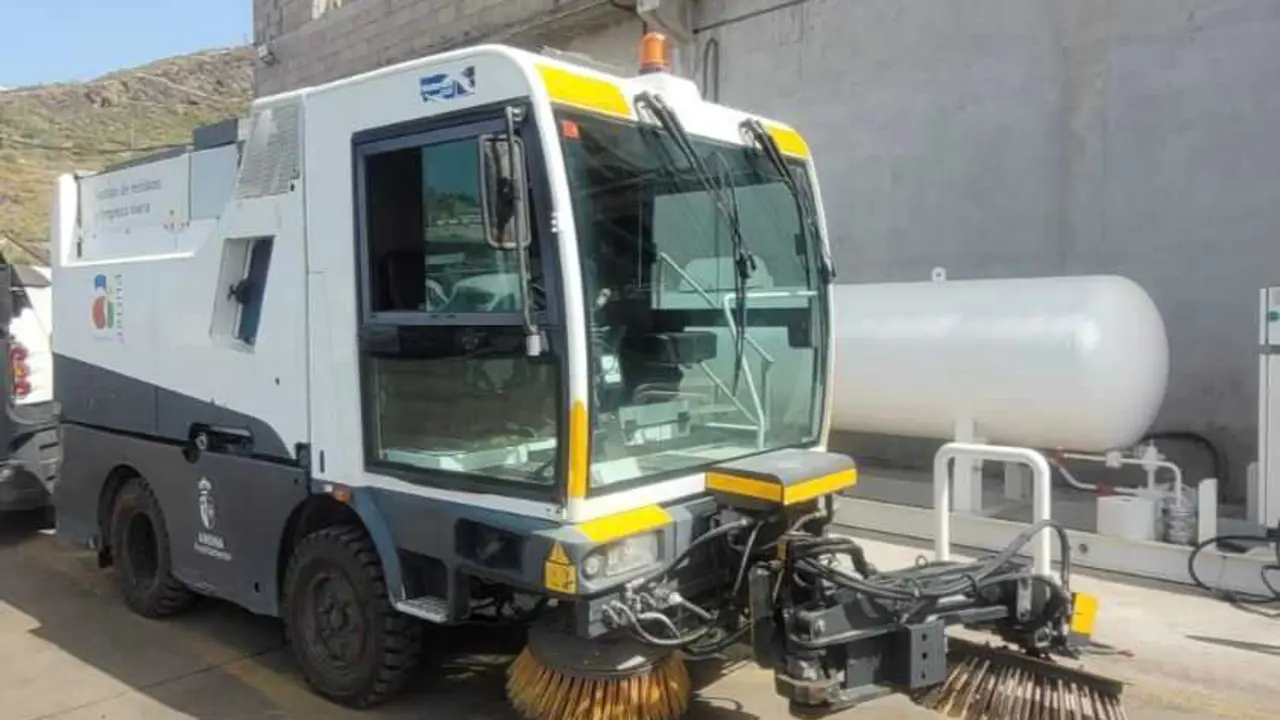 Un veh&iacute;culo barredora de la empresa Valoriza, la concesionaria del servicio municipal.