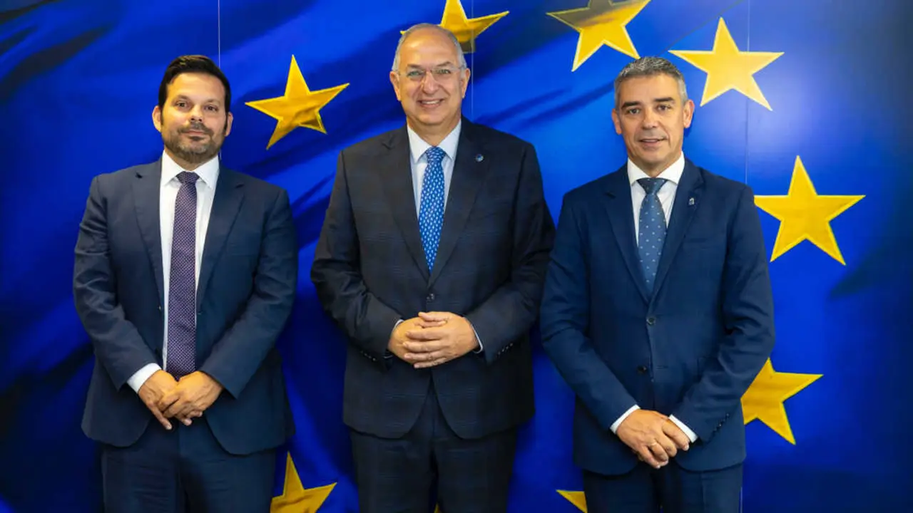 15 Oct 2025 - Bruselas, B&Atilde;&copy;lgica - El consejero de Agricultura, Ganader&Atilde;&shy;a, Pesca y Soberan&Atilde;&shy;a Alimentaria del Gobierno de Canarias, Narvay Quintero, se re&Atilde;&ordm;ne con el comisario europeo de Pesca y Oc&Atilde;&copy;anos, Costas Kadis. &Acirc;&copy; Bernal Revert/ Acfi Press