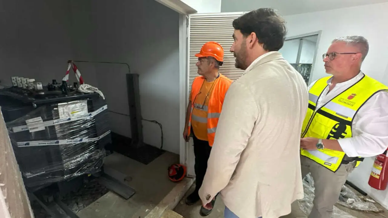 TACORONTE_ visita reforma red el&eacute;ctrica plaza de La Estaci&oacute;n_ Jos&eacute; Caro y Suso Machado junto a responsable de la empresa adjudicataria
