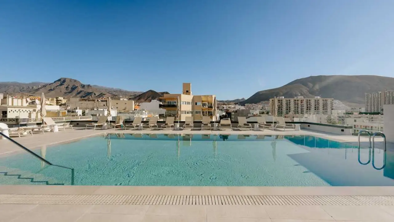 Piscina en la azotea del hotel Rever&oacute;n Plaza en el centro de Los Cristianos