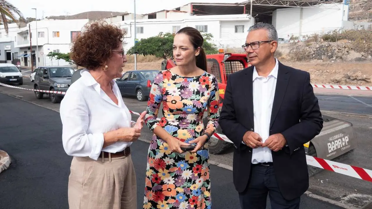 La alcaldesa F&aacute;tima Lemes, junto a los consejeros Candelaria Padr&oacute;n y D&aacute;maso Arteaga