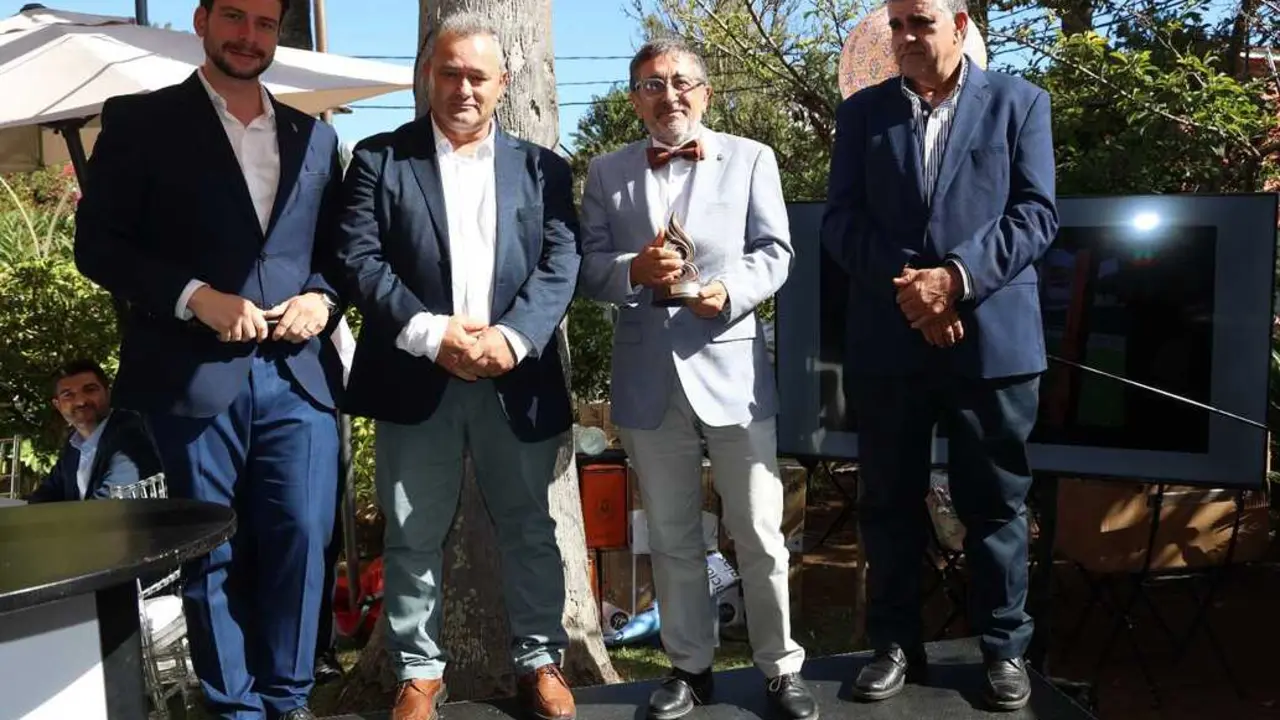 Enrique P&eacute;rez Darias, el tercero por la izquierda, con su merecida distinci&oacute;n