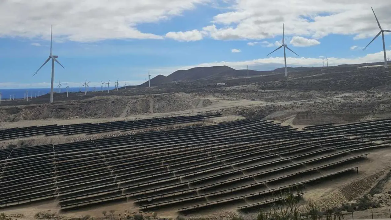 Plantaciones de molinos de viento y placas fotovoltaicas en Arico
