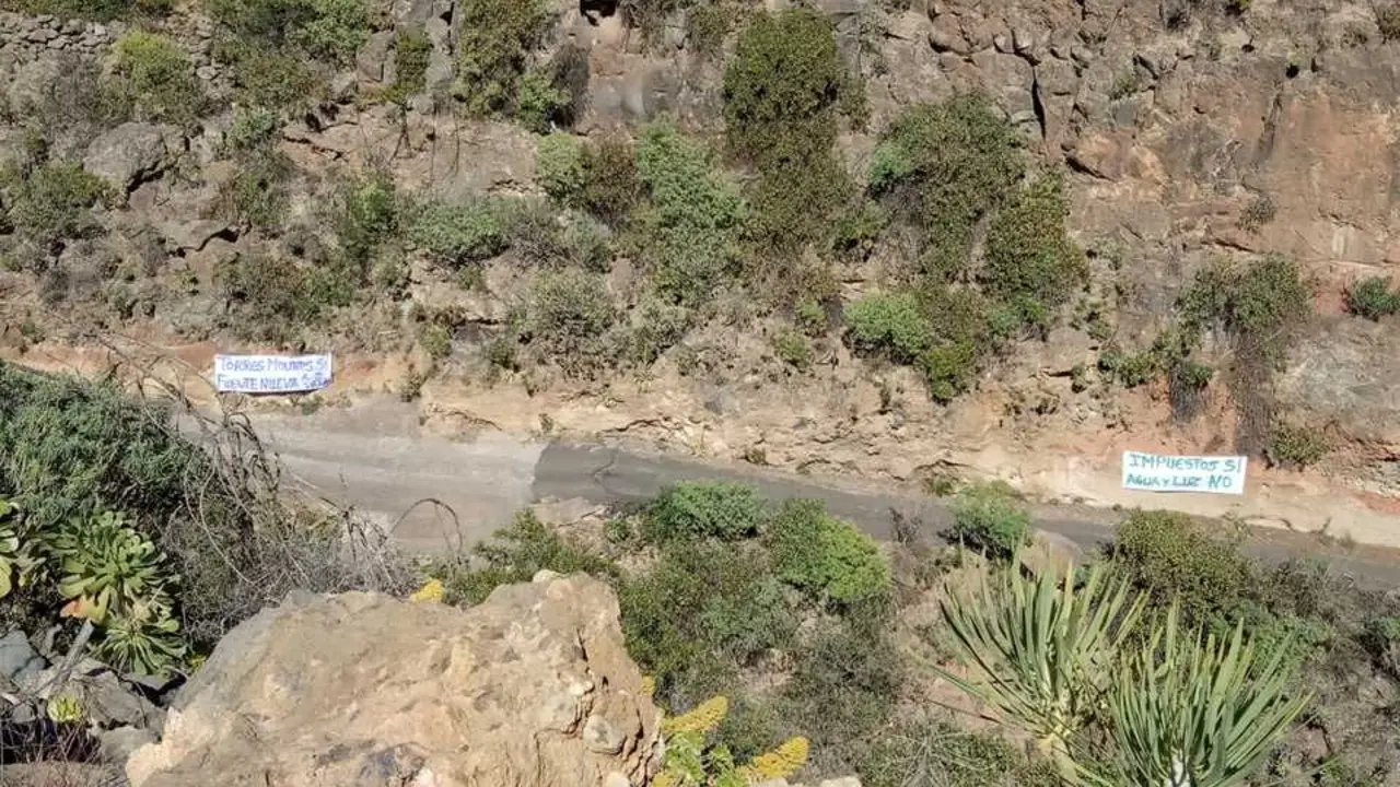 Los vecinos llenaron la peligrosa v&iacute;a que une Fasnia con Fuente Nueva, con pancartasPancartas en la carretera
