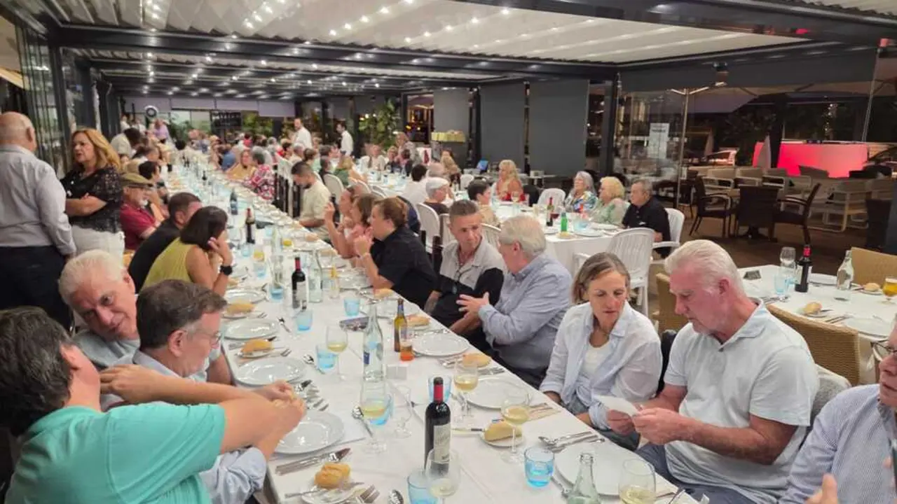 M&aacute;s de 150 personas acudieron el viernes a la cena ben&eacute;fica a favor de las obras de la iglesia del Carmen
