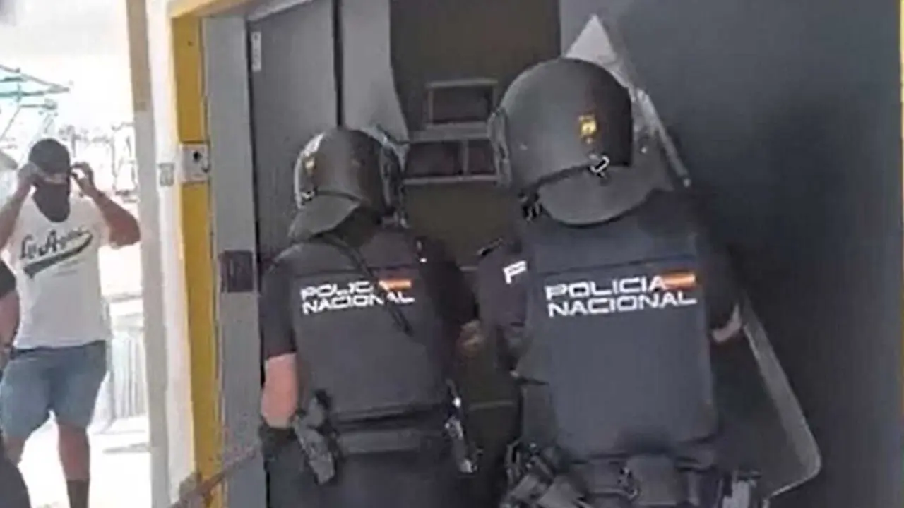Polic&iacute;a nN club cann&aacute;vico Puerto Col&oacute;n