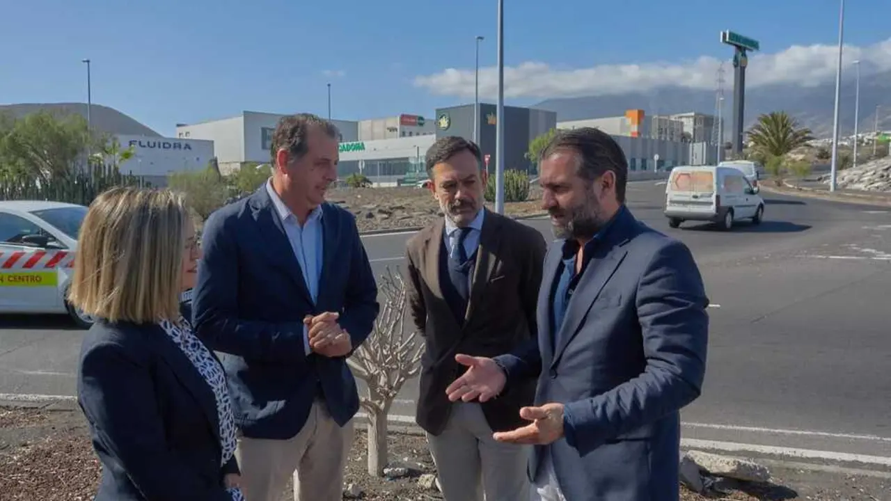 Manuel Fern&aacute;ndez, junto a Lope Afonso, con representantes de la asociaci&oacute;n PolG&uuml;&iacute;mar