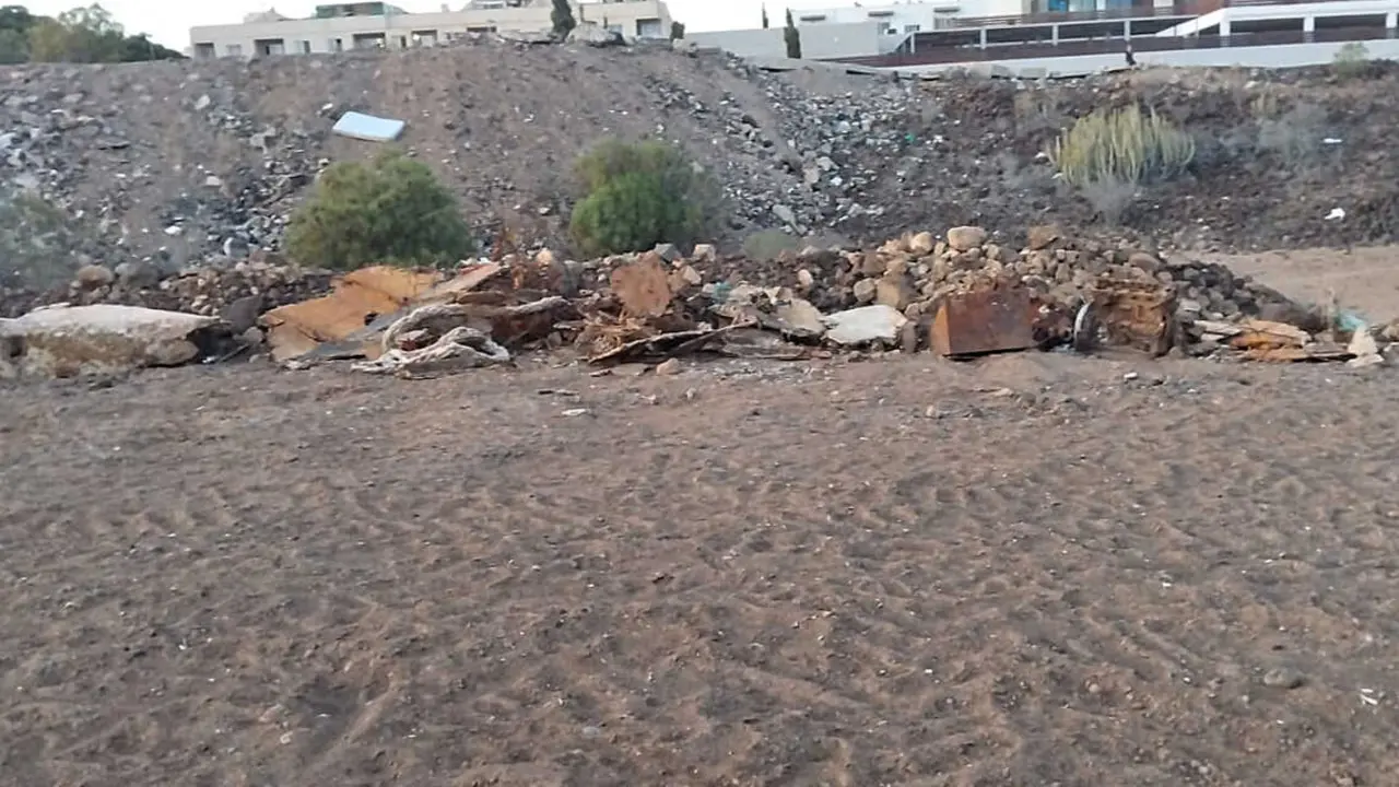 Basura y escobros en una parcela en El Fraile