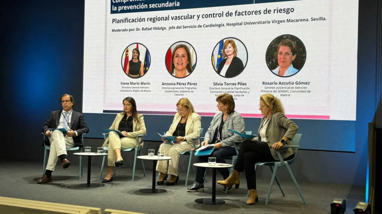 Mesa de debate en la que participa Antonia Mar&iacute;a P&eacute;rez(1)