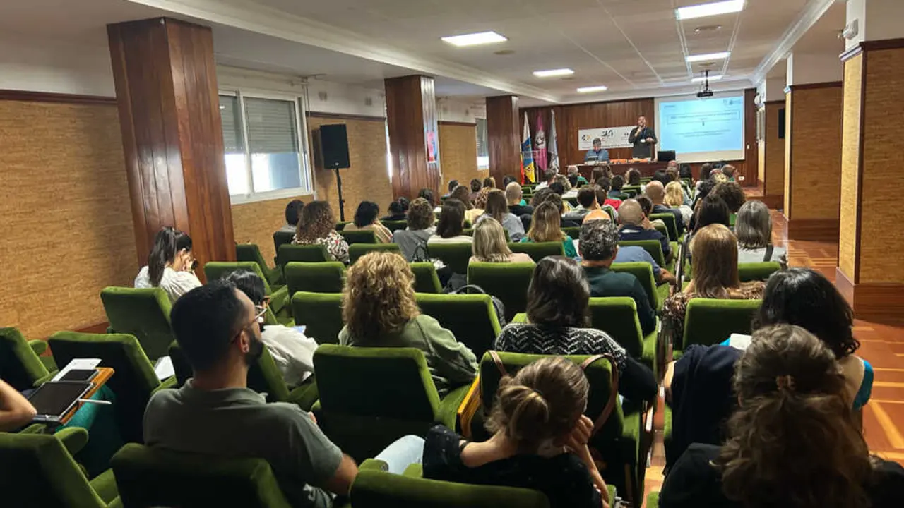 Un centenar de personas acuden al inicio de las sesiones(1)