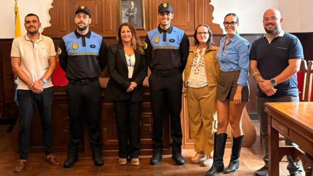 Solveida Clemente, en medio de los dos nuevos polic&iacute;as.