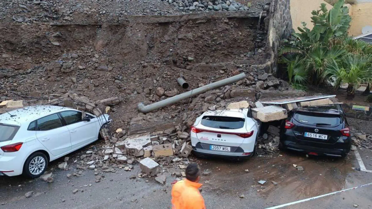 Borrasca Claudia caida muro Gran Canaria afrctando varios vehiculos