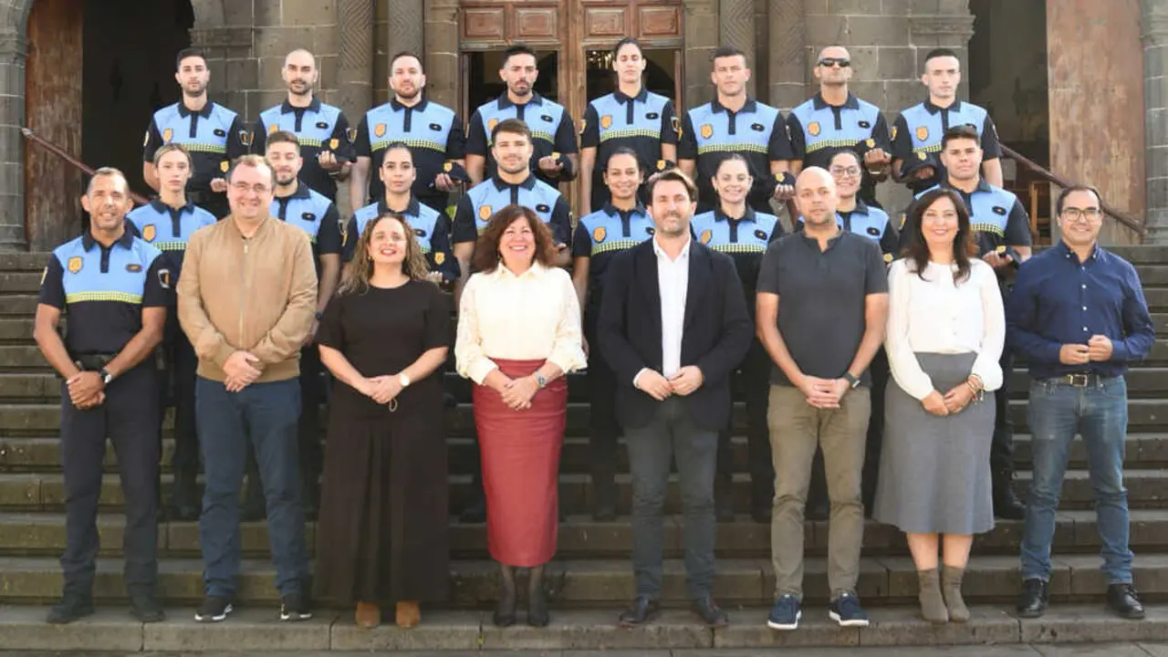 FOTO DE FAMILIA NUEVOS AGENTES POLIC&Iacute;A LOCAL TACORONTE 14112025(1)