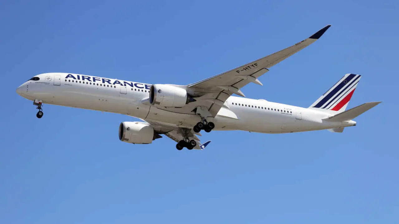 Air_France_A350-900_at_Toronto_Pearson_Int'l_Airport(1)