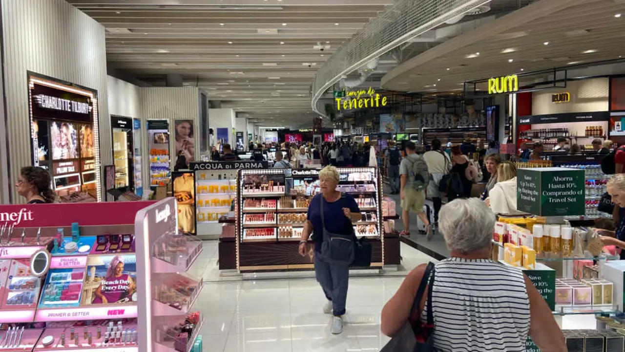 Zona Duty Free Aeropuerto Tenerife Sur. Foto Esteban P&eacute;rez