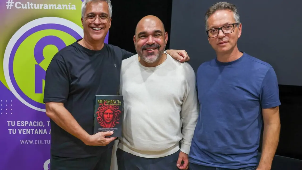 Carlos Jes&uacute;s P&eacute;rez Simancas present&oacute; el libro esta semana en el TEA.