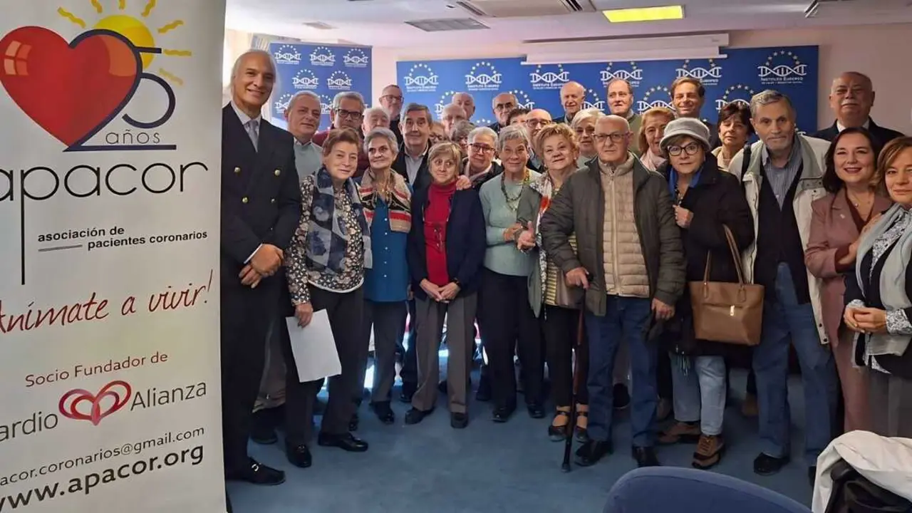 El doctor de la Pe&ntilde;a con la nueva junta directiva y socios de Apacor.