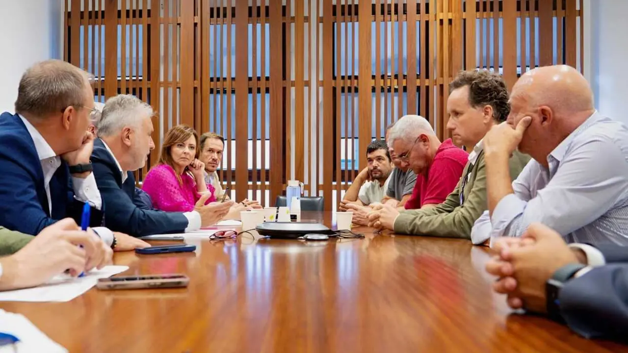 Reuni&oacute;n de los cargos p&uacute;blicos con ASEPALMA antes de la Comisi&oacute;n Mixta de la Reconstrucci&oacute;n.