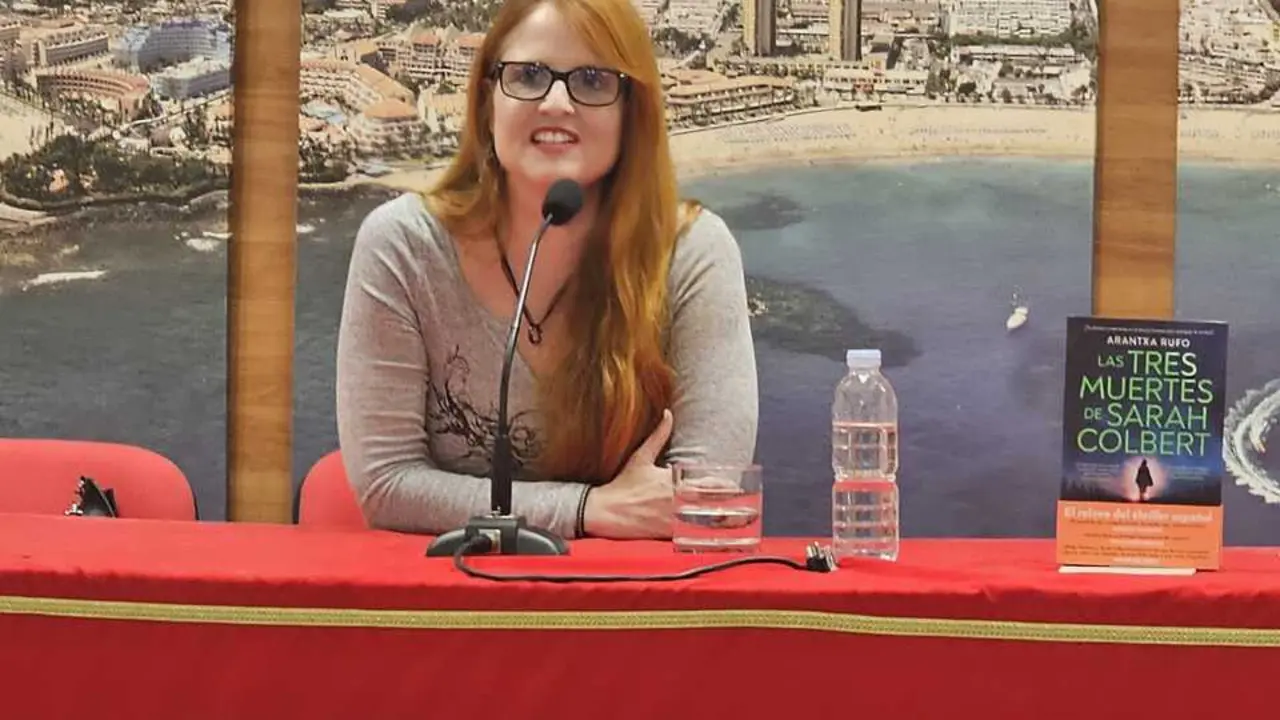 Arantxa Rufo present&oacute; su novela 'Las tres muertes de Sahah Colbert'. / Norchi