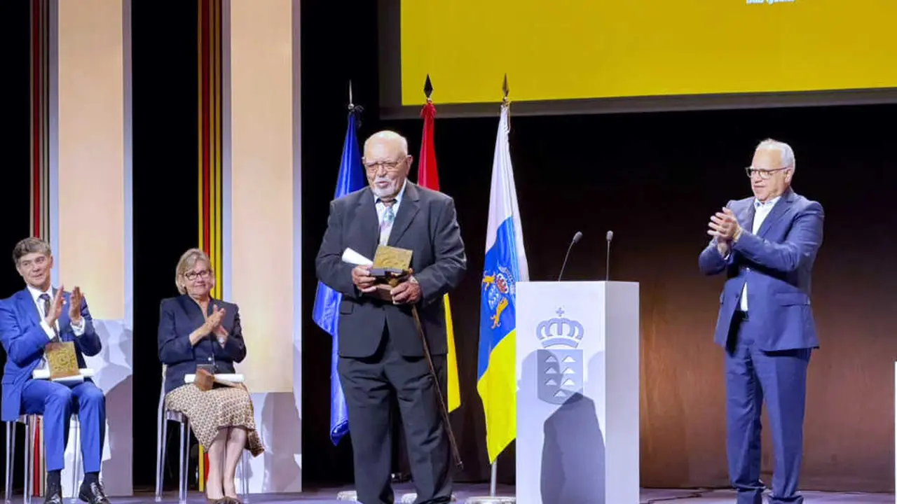 121225 Isidro Ortiz, recogiendo su reconocimiento Identitaria de manos del presidente del Cabildo de La Gomera, Casimiro Curbelo