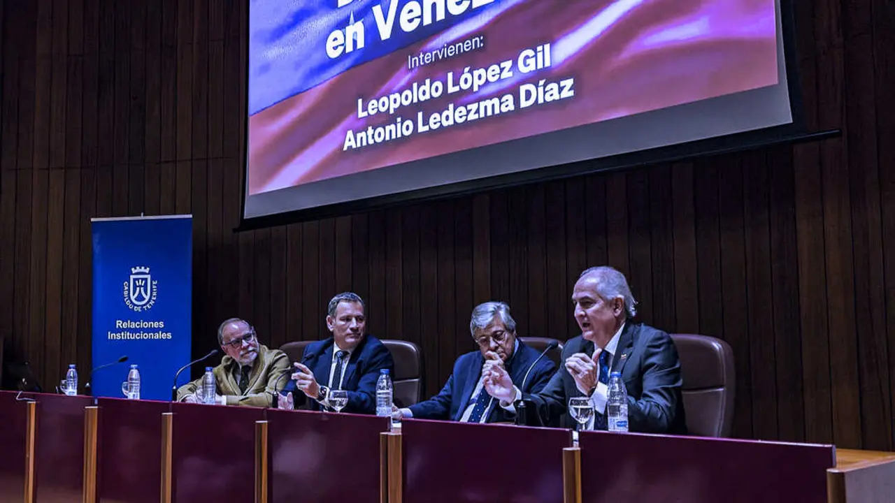 Pedro Gonz&aacute;lez (segundo por la izquierda), durante un acto vinculado a Venezuela(1)
