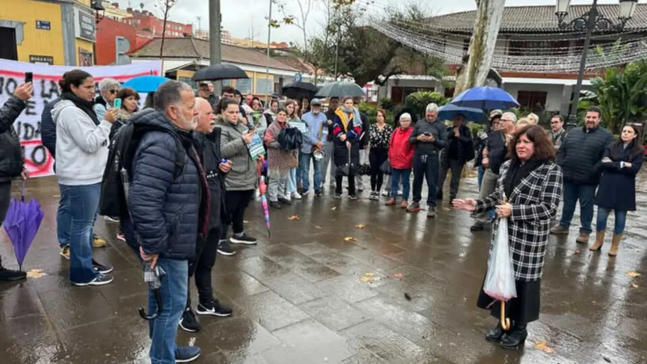 Alcaldesa de Tacoronte junto al grupo de vecinos en la Plaza del Cristo(1)