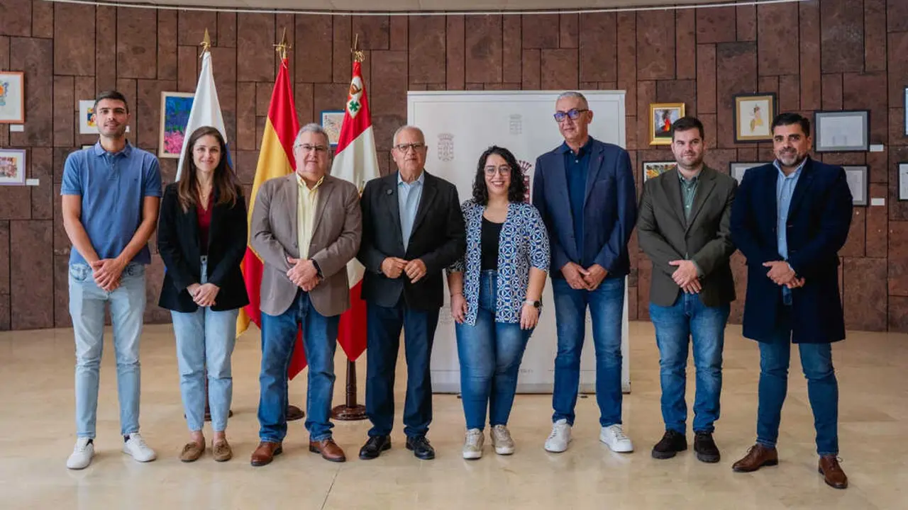 291225 El presidente del Cabildo, Casimiro Curbelo, junto a consejeros, director insular y coordinadores insulares
