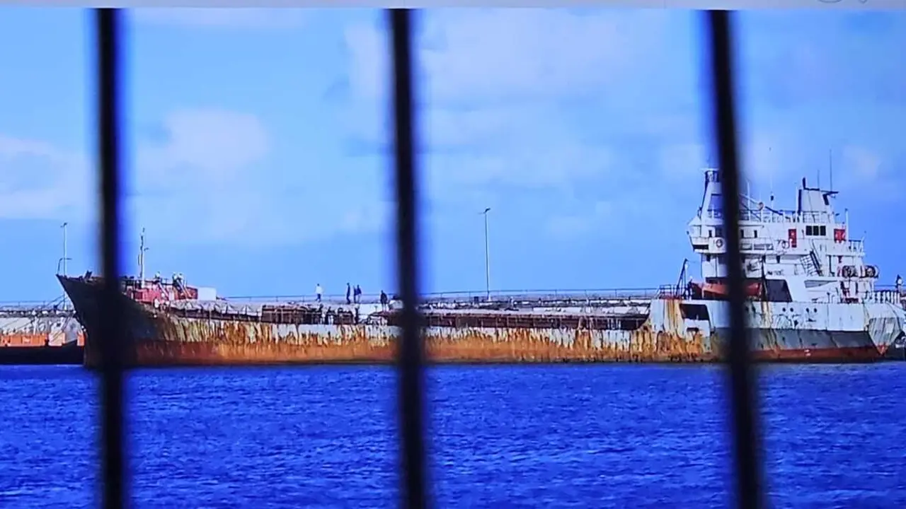 El barco esta tarde en la d&aacute;rsena de Santa Cruz de Tenerife