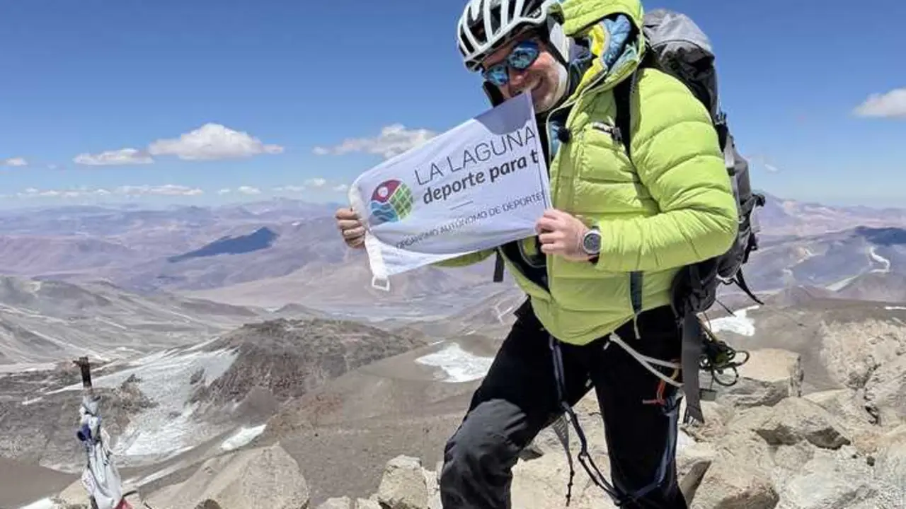 Amador, en la cima con la bandera del deporte lagunero