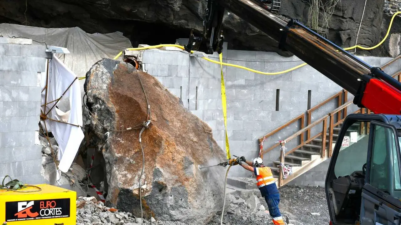 La enorme piedra que cay&oacute; cerca de la ermita