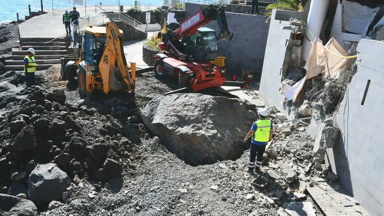Maquinaria pesada para desplazar la roca y permitir el arreglo del colector