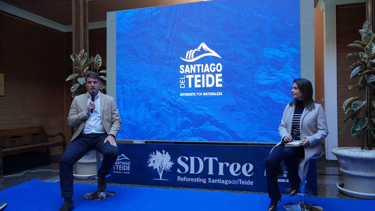 Alcalde y concejala en la presentaci&oacute;n de la campa&ntilde;a SDTree1(1)