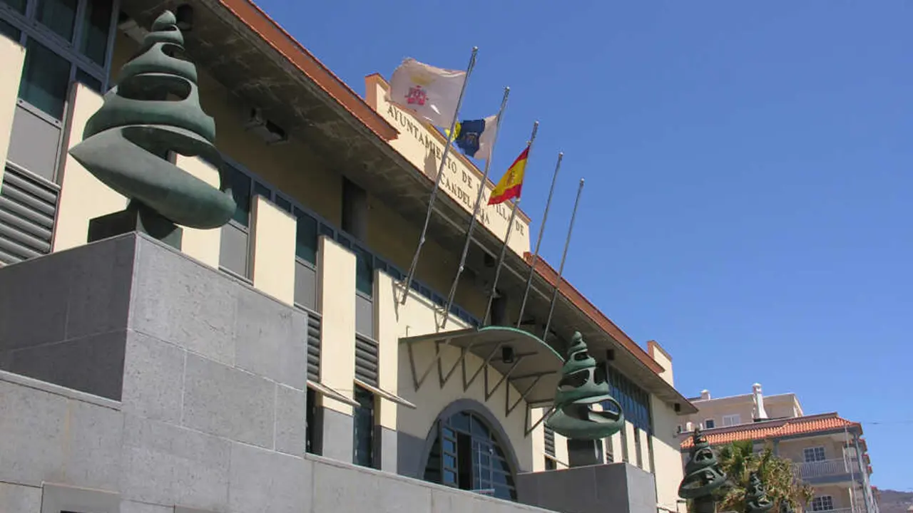 Fachada del Ayuntamiento, uno de las dependencias sujetas al contrato