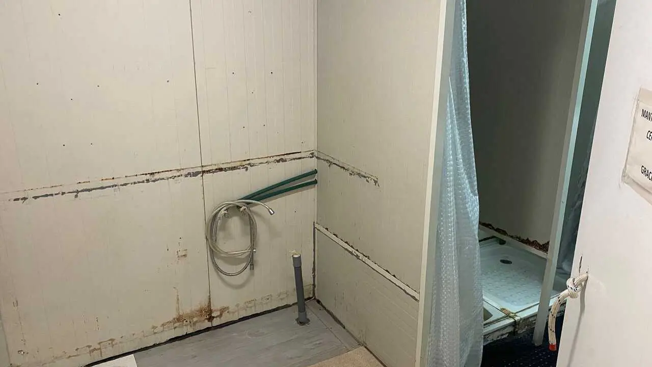Ba&ntilde;o de uno de los vestuarios