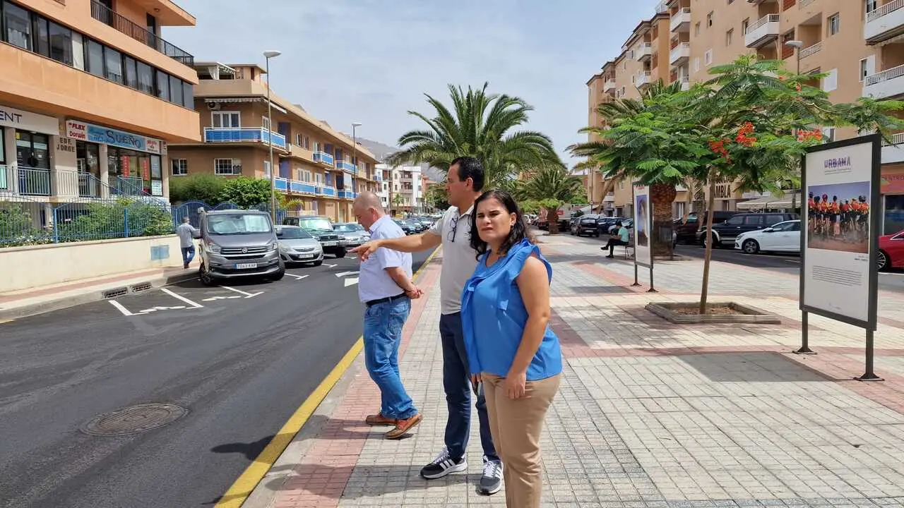 La alcaldesa Mari Brito y el edil de Urbanismo, Reinaldo Trivi&ntilde;o, en una anterior visita a la rambla.
