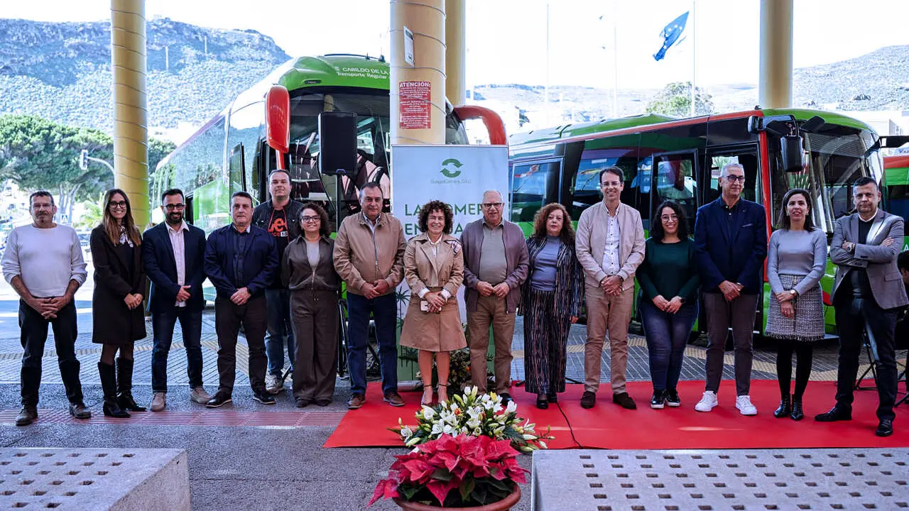 300126 Autoridades insulares, locales y representantes empresariales en la presentaci&oacute;n de la nueva flota de guaguas de GuaguaGomera(1)