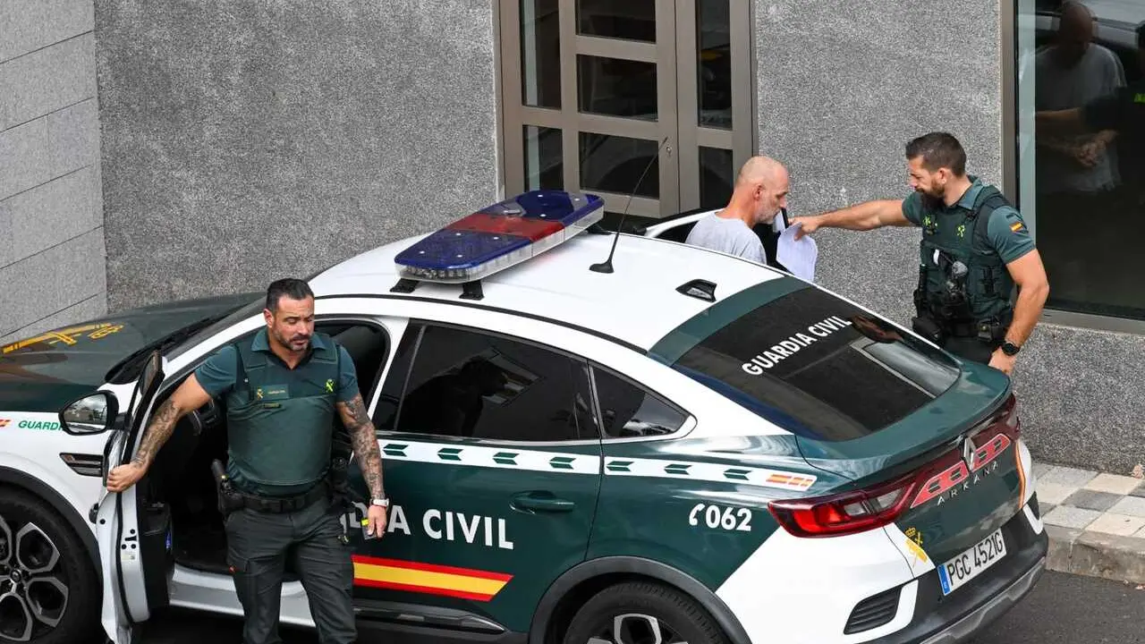 El presunto asesino, en la entrada al Juzgado de Arona esta ma&ntilde;ana