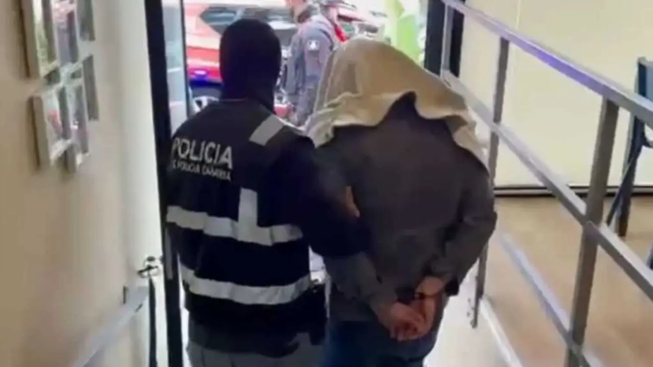 Por lo pronto, tras el registro se detuvieron a tres personas.