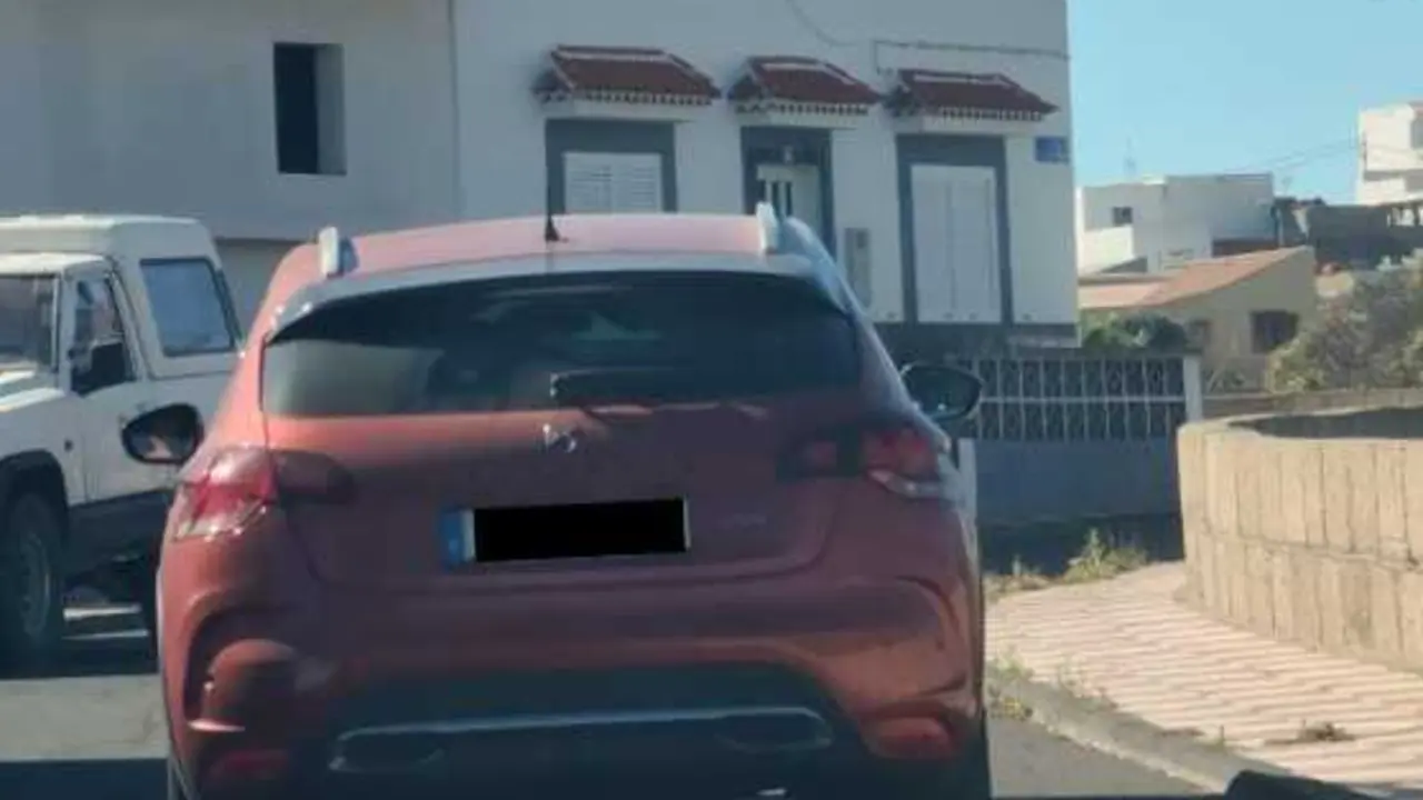 Veh&iacute;culo en que se trasladan por todo el municipio los dos sospechosos