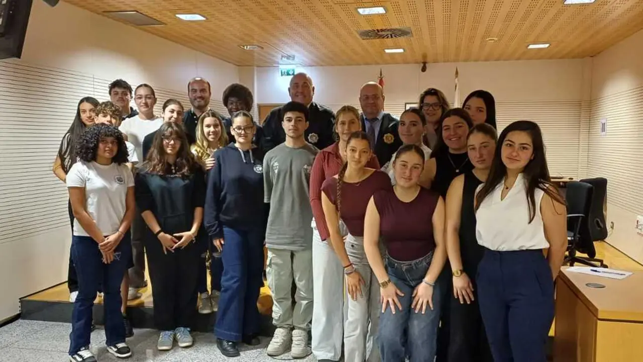 El juez decano Nelson D&iacute;az De&iacute;as, con los alumnos