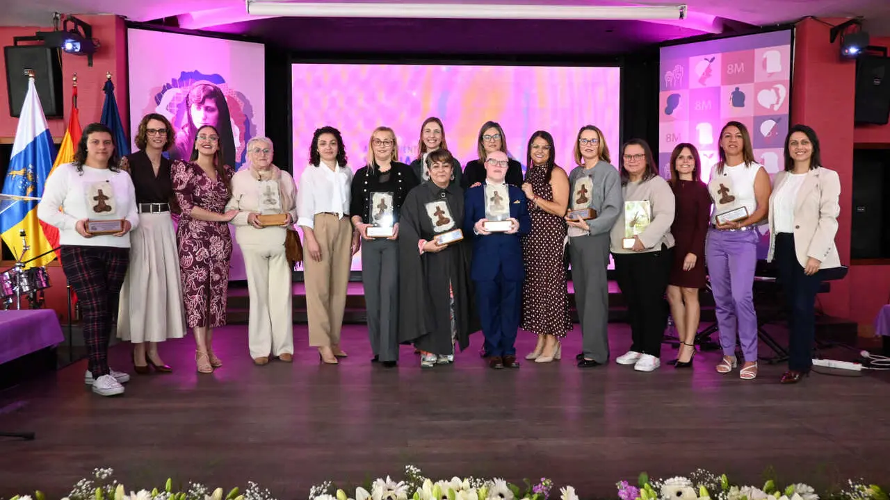 Foto de las galardonadas junto a concejalas del grupo de gobierno local(1)