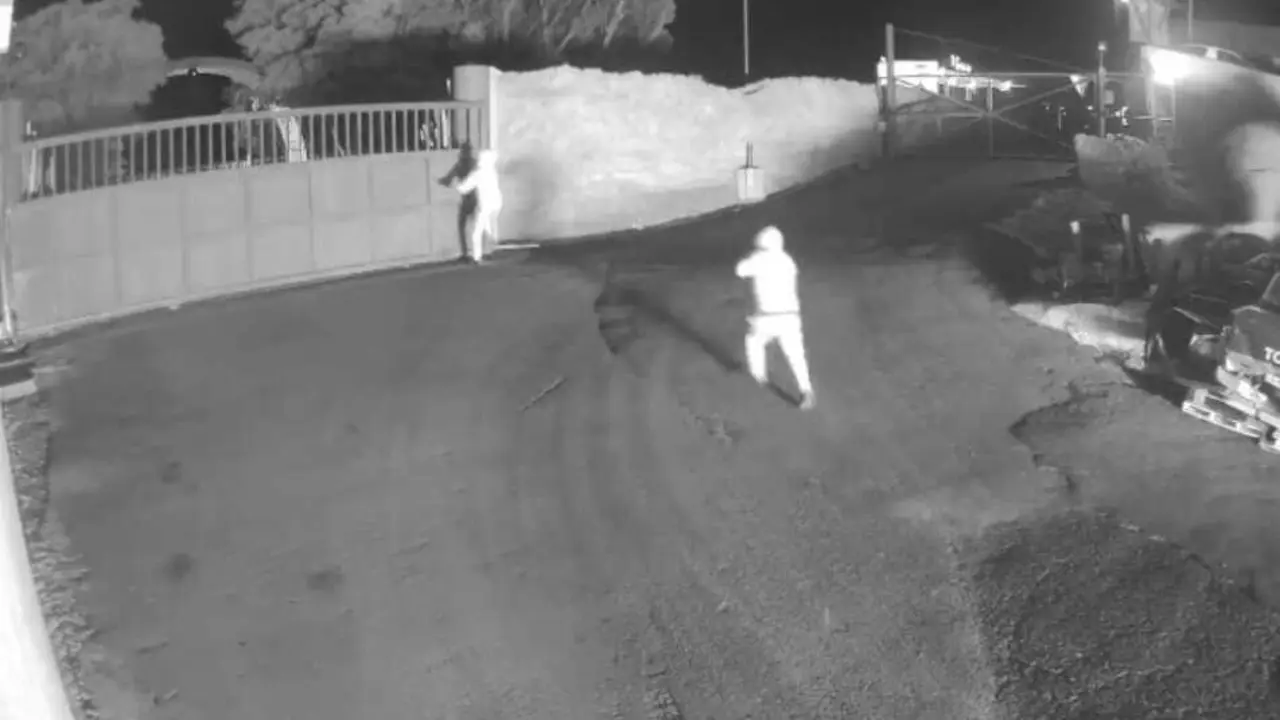 Los dos asaltantes recogidos en el v&iacute;deo de las c&aacute;maras de seguridad de la empresa constructora