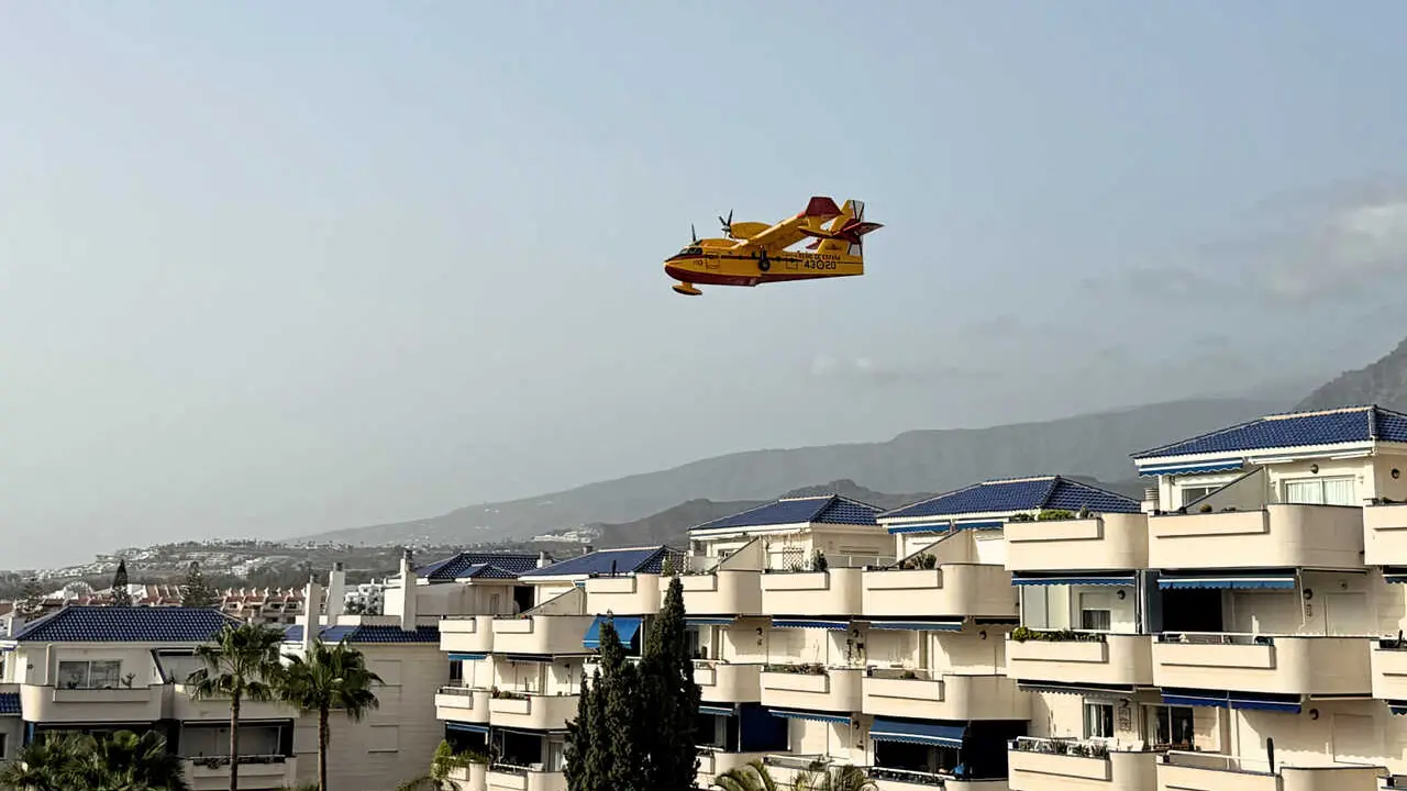 Hidroavi&oacute;n sobrevolando en Los Cristianos. Foto Esteban P&eacute;rez