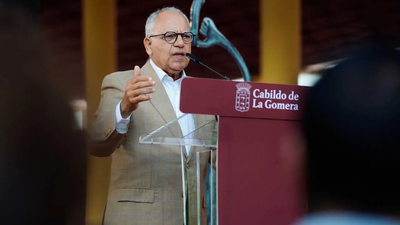 170326-casimiro-curbelo-durante-su-intervencion-en-el-acto-de-celebracion-del-aniversario-del-silbo(1)