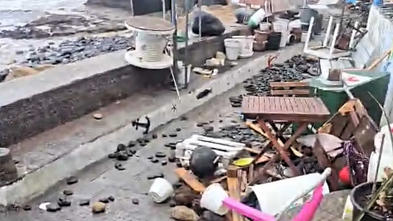 Las olas entran en las casas del Puertito de Adeje