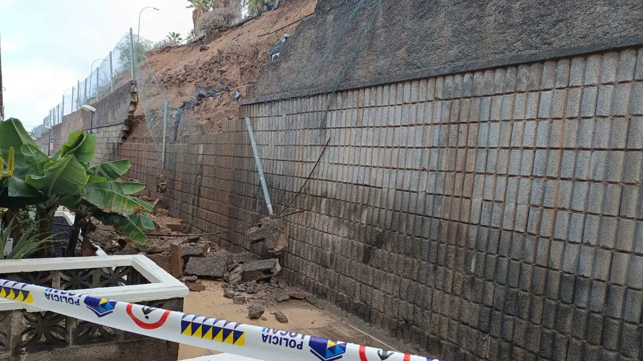 Muro de contenci&oacute;n de la Tf-655 y Los Arcos